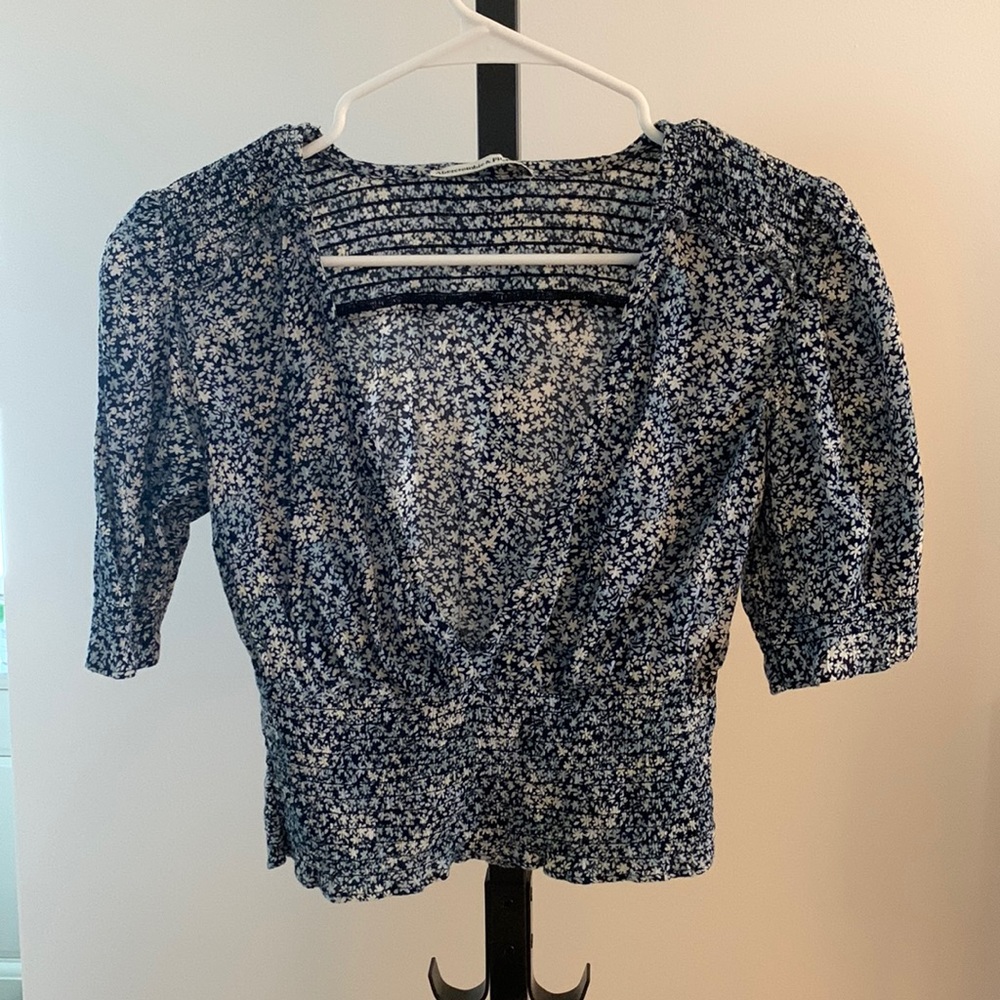 Abercrombie crop top. Floral light blue. XS. Made in India.